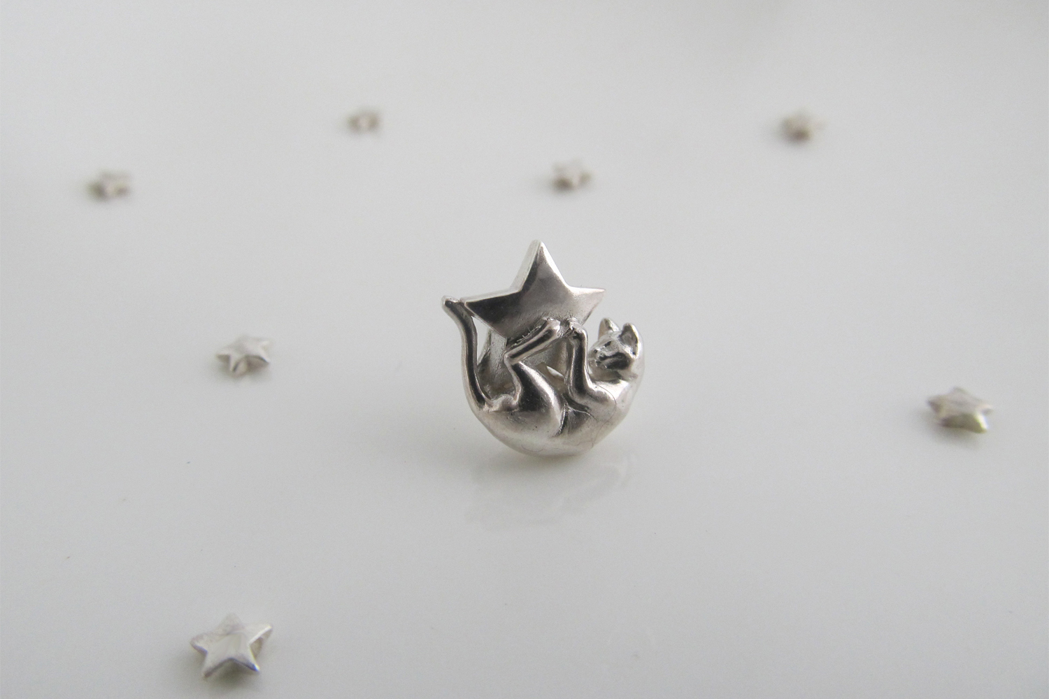 星をキャッチした猫のピンブローチ 　> STAR CATcher <